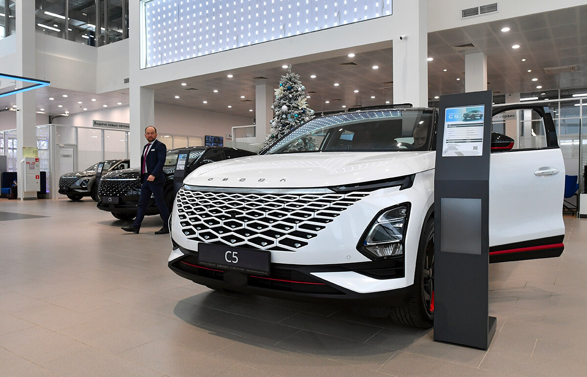 Avtomobil 'Chery Omoda' v razstavnem prostoru uradnega trgovca AUTORUS v Podolsku