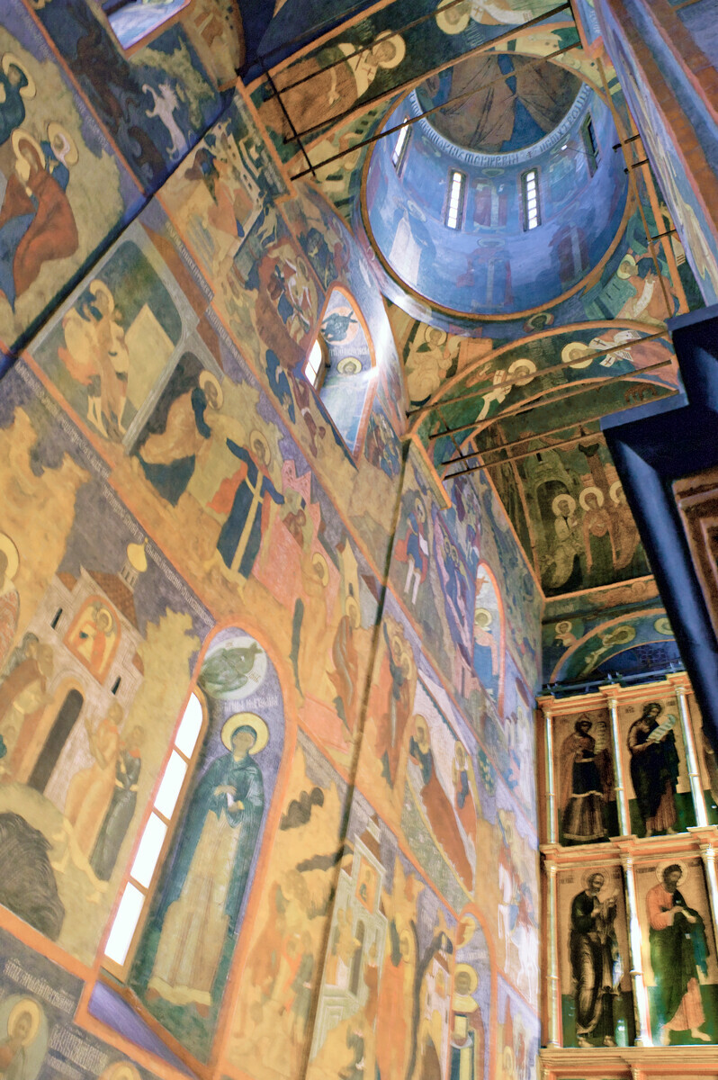 Interior de la catedral de San Miguel Arcángel. Muro norte con cúpula noroeste. Vista al este hacia la pantalla de iconos con las filas superiores de profetas y patriarcas (fila superior). 17 de junio de 2012