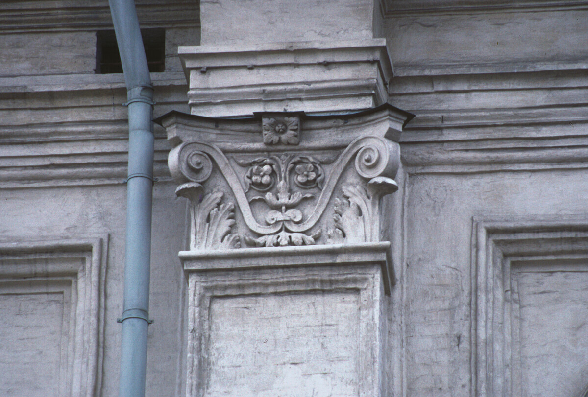 Catedral del Arcángel Miguel. Fachada oeste, capitel de estilo renacentista. 23 de marzo de 1991