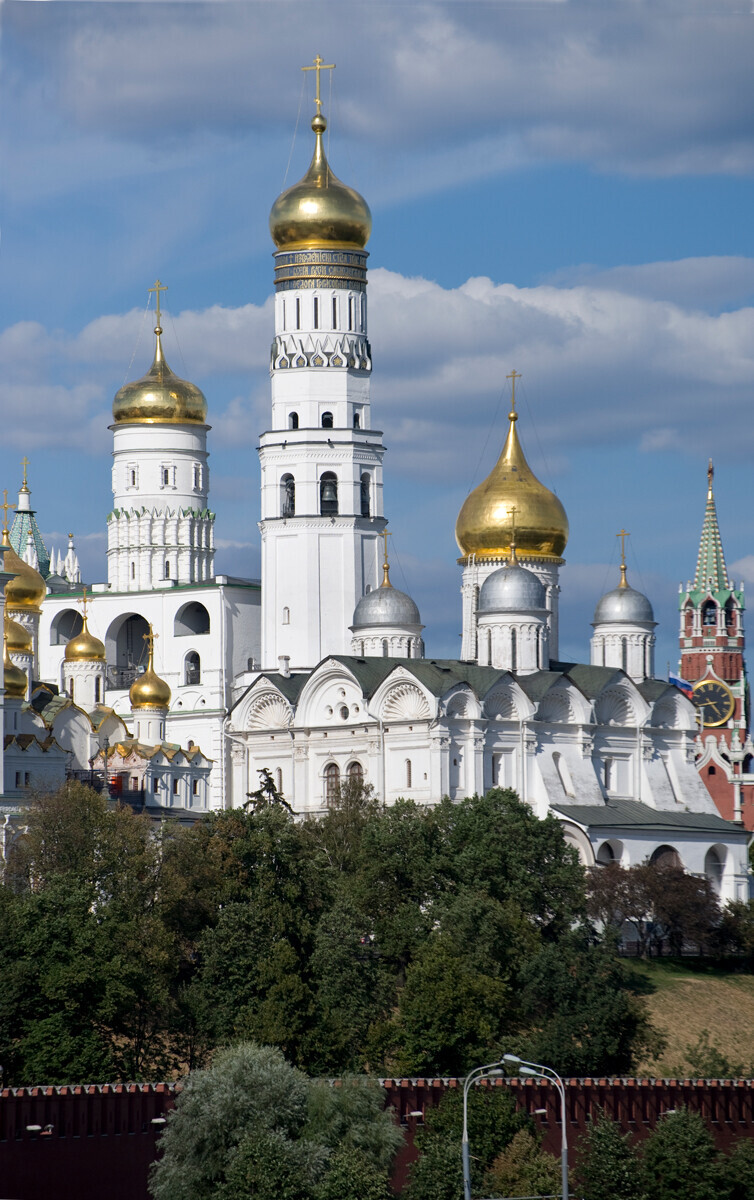 Vista suroeste del Kremlin de Moscú a través del río Moscova. Desde la izquierda: Campanario de Iván el Grande, Catedral del Arcángel Miguel, Torre Spasski. 21 de agosto de 2010