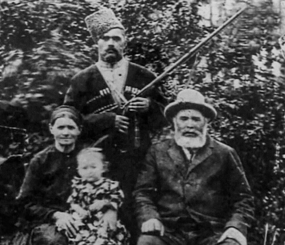 Ivan Poddubni com seu pai Maksim, mãe Anna e irmão mais novo Mitrofan, por volta de 1912