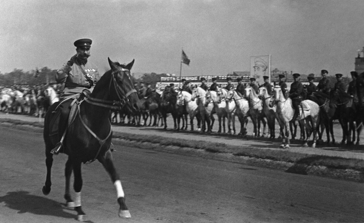 Moskva 1935. Inšpektor konjenice Rdeče armade Semjon Budjonni sprejema parado udeležencev IV. vsezveznega konjeniškega tekmovanja Rdeče armade.