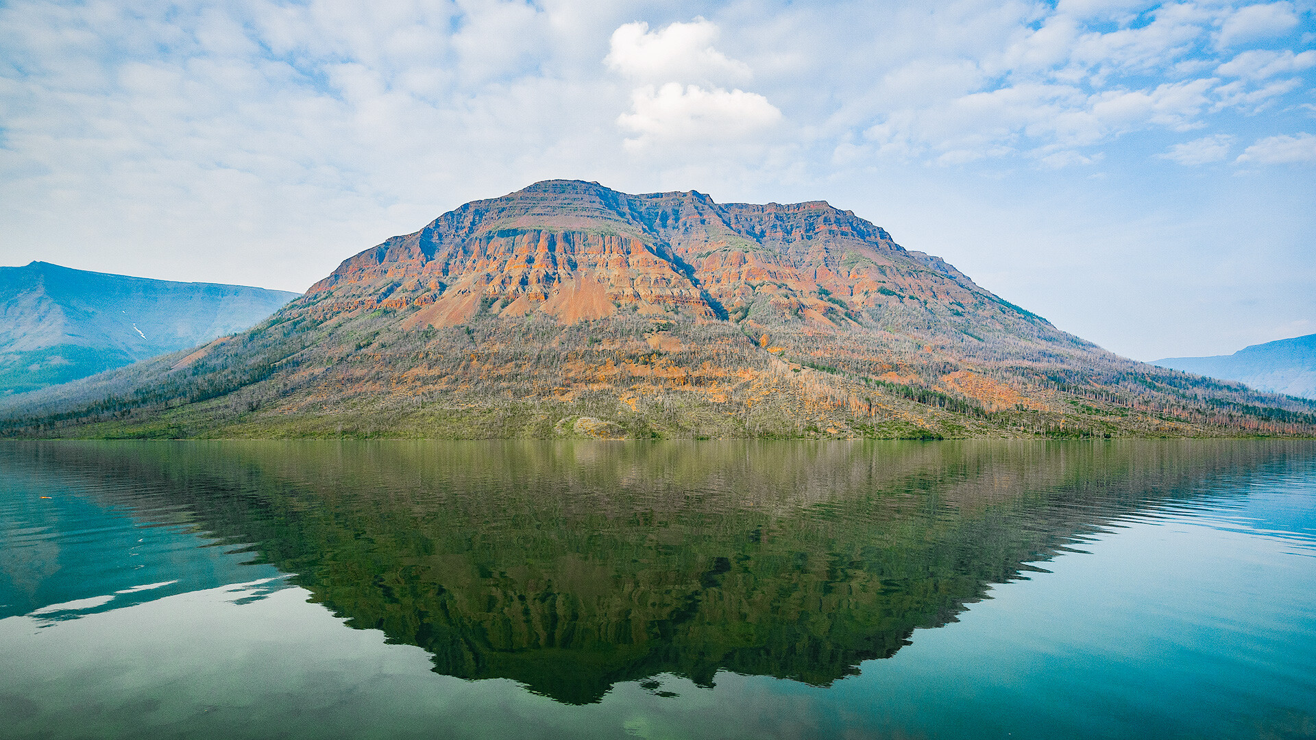 Montaña Shaitán en el lago Lama.