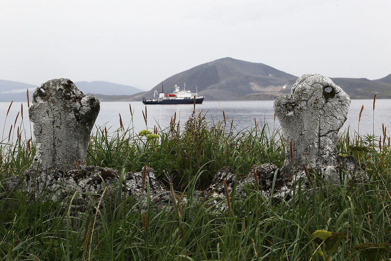 Una antigua estructura esquimal Paseo de las ballenas en la isla de Ittigrán, en la región autónoma de Chukotka.