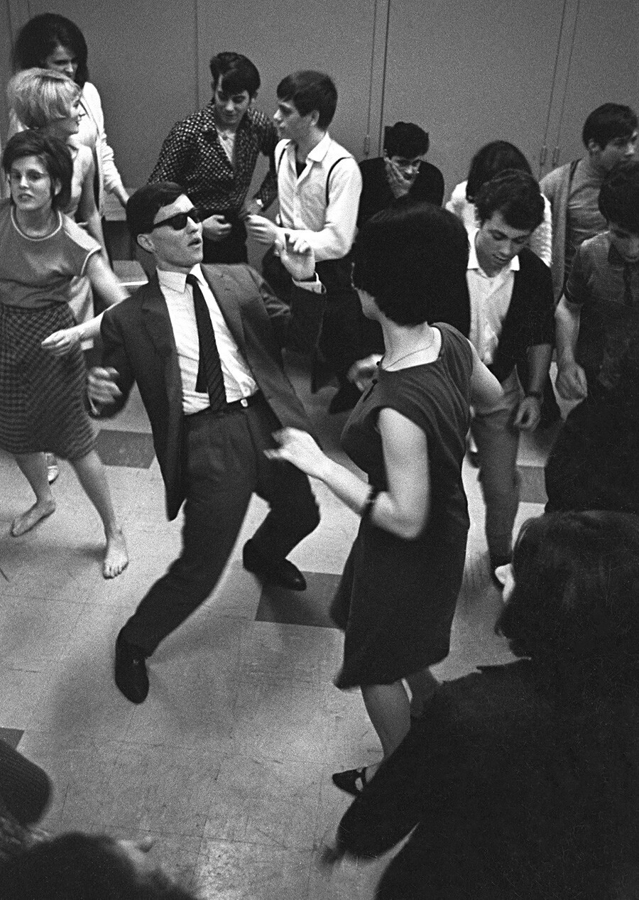 Dancing twist, 1964