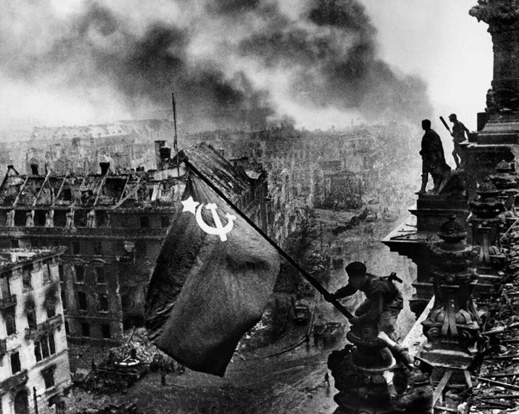 La bandiera della vittoria sventola sul Reichstag, Berlino, 1945