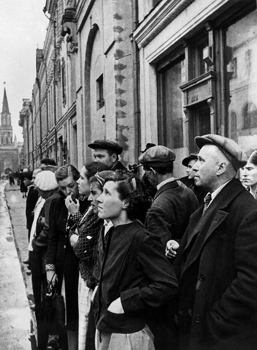 Жители на Москва ја слушаат објавата за почетокот на војната, 22 јуни 1941.


