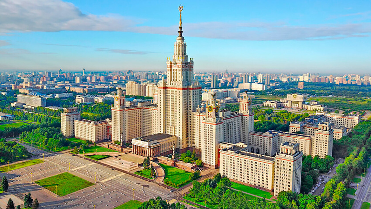 Edifício principal da Universidade Estatal de Moscou.

