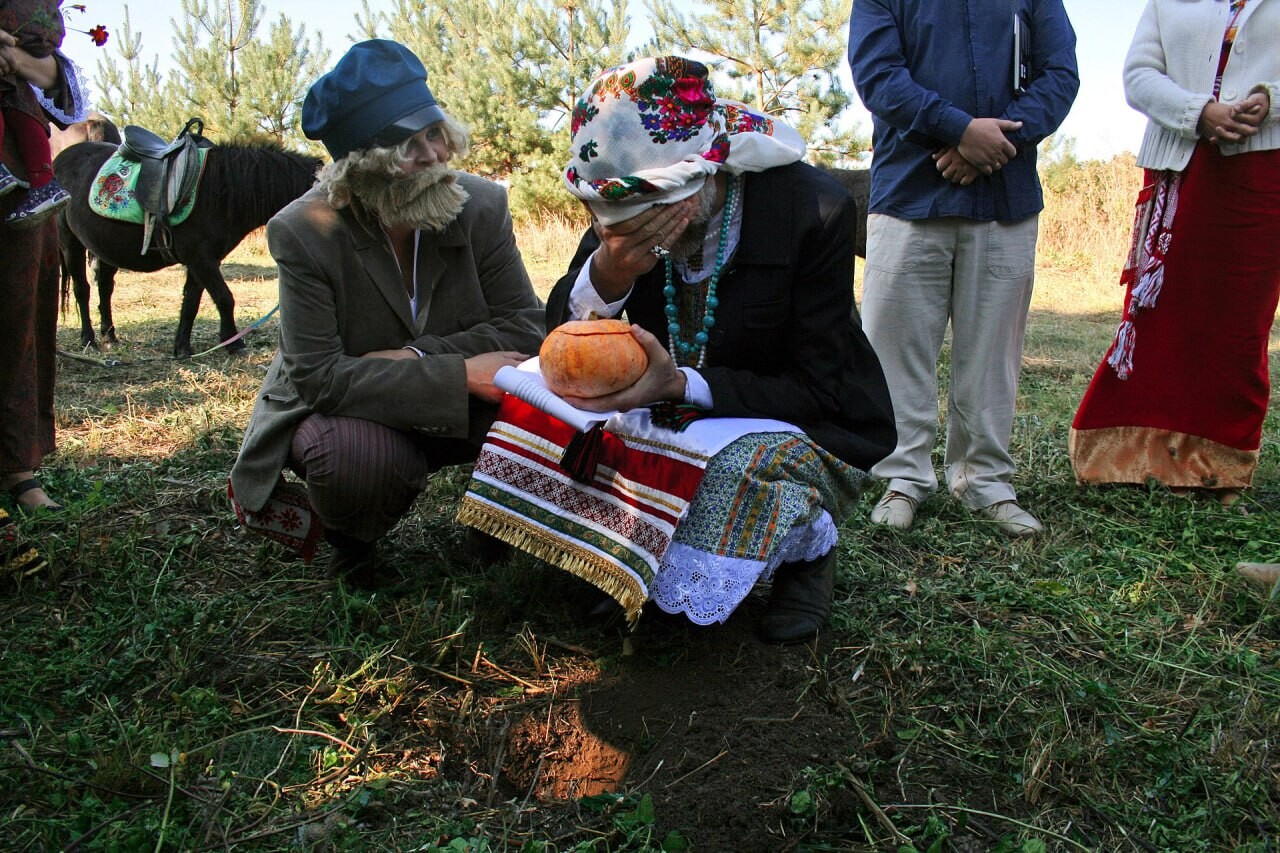 "Pogreb muh". Jesensko praznovanje "Osenini" v starodavnem ekološkem naselju Korenski izviri, Belgorodska regija, 2017