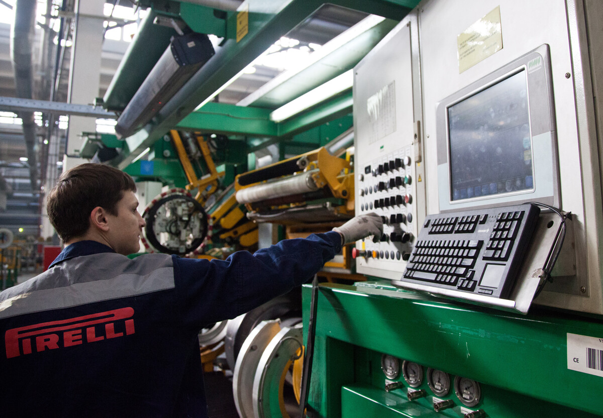 Macchinario per la lavorazione degli pneumatici Pirelli nello stabilimento di Voronezh. Pirelli ha ridotto gli investimenti sul lungo periodo, ma non ha lasciato la Russia
