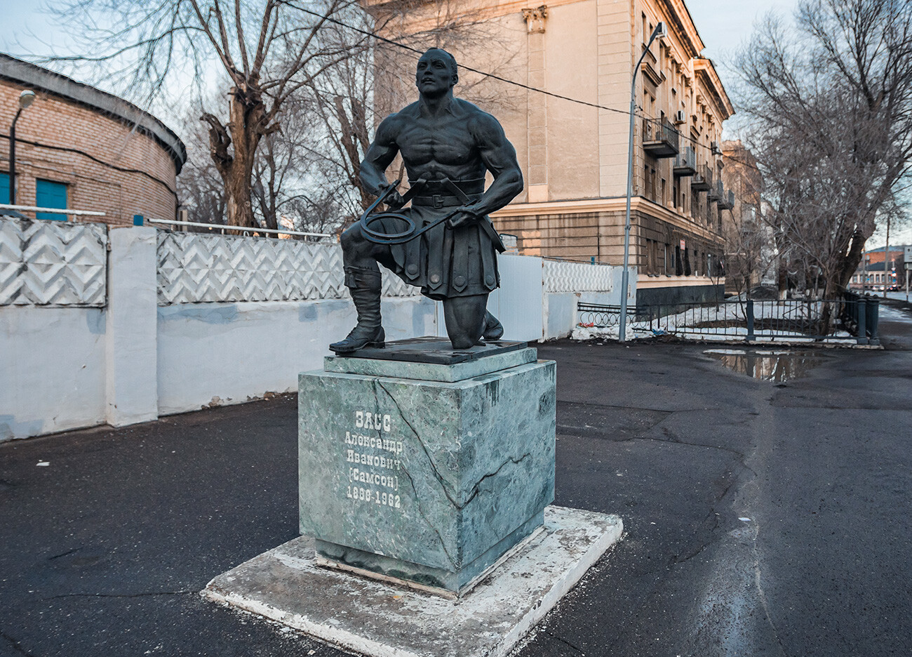 Monumento ad Aleksandr Zass nella città russa di Orenburg