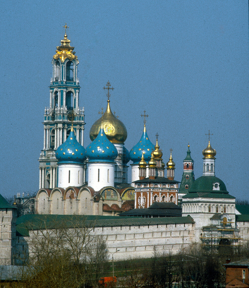 Serguiev Possad, Monastère de la Trinité-Saint-Serge, vue sud-est. De gauche à droite : clocher, cathédrale de la Dormition, portail de l’église de la Nativité de Jean-Baptiste, portail sacré et le mur est.