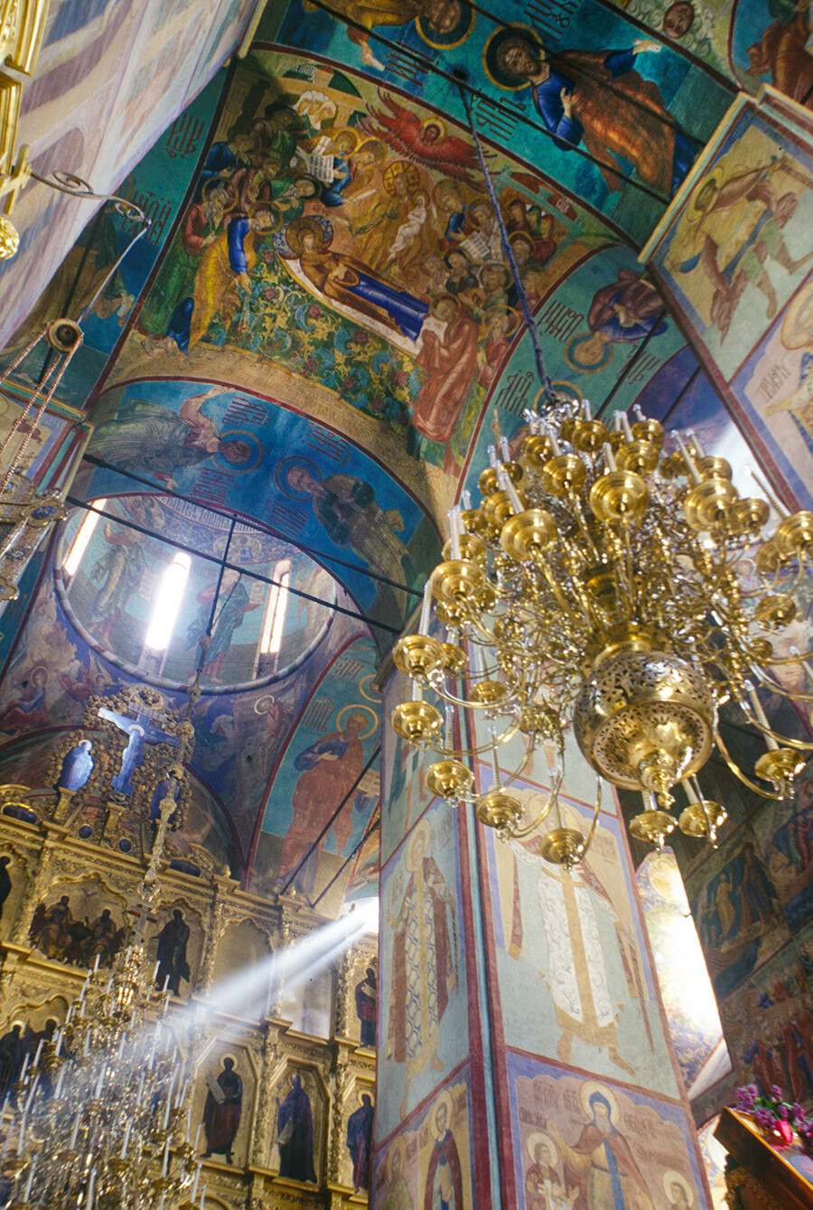 Allée centrale, vue sud-est sur l’iconostase et les piliers sud. Fresque de la Dormition de Marie sur la voûte du plafond.