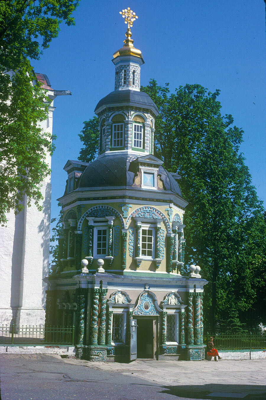 Chapelle devant le Puits de la Dormition, vue ouest.