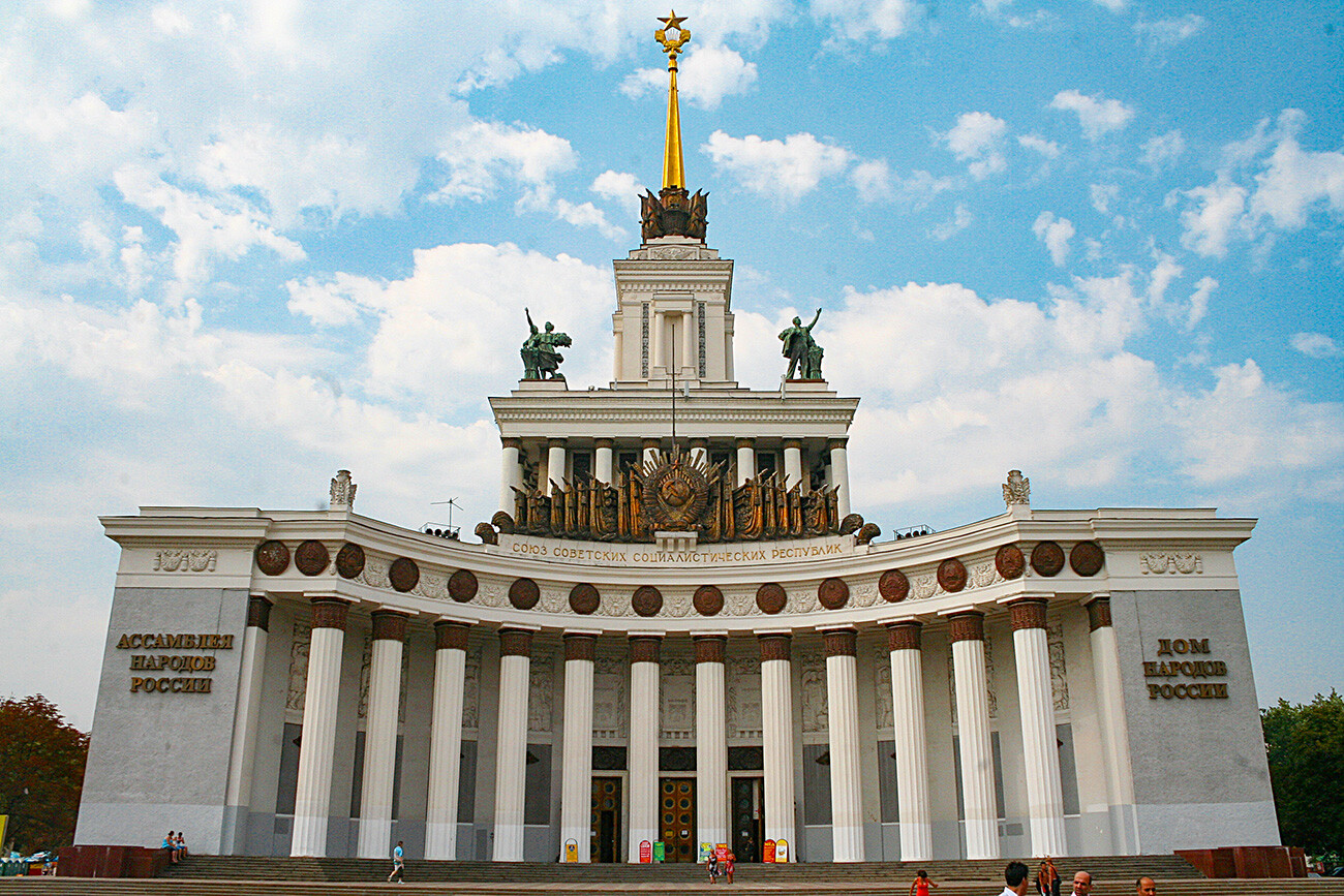 Padiglione centrale del VDNKh, l’Esposizione delle conquiste dell'economia nazionale. Inizialmente il grande parco moscovita si chiamava Esposizione agricola dell’Unione (VSKhV)