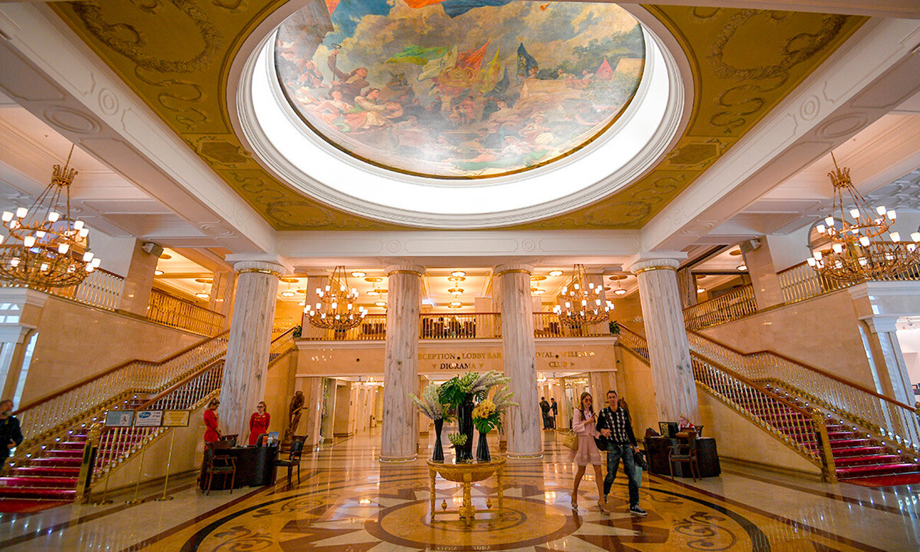 Atrio dell’Hotel Ucraina, Mosca, che ha sede in una delle “Sette sorelle” di Stalin 