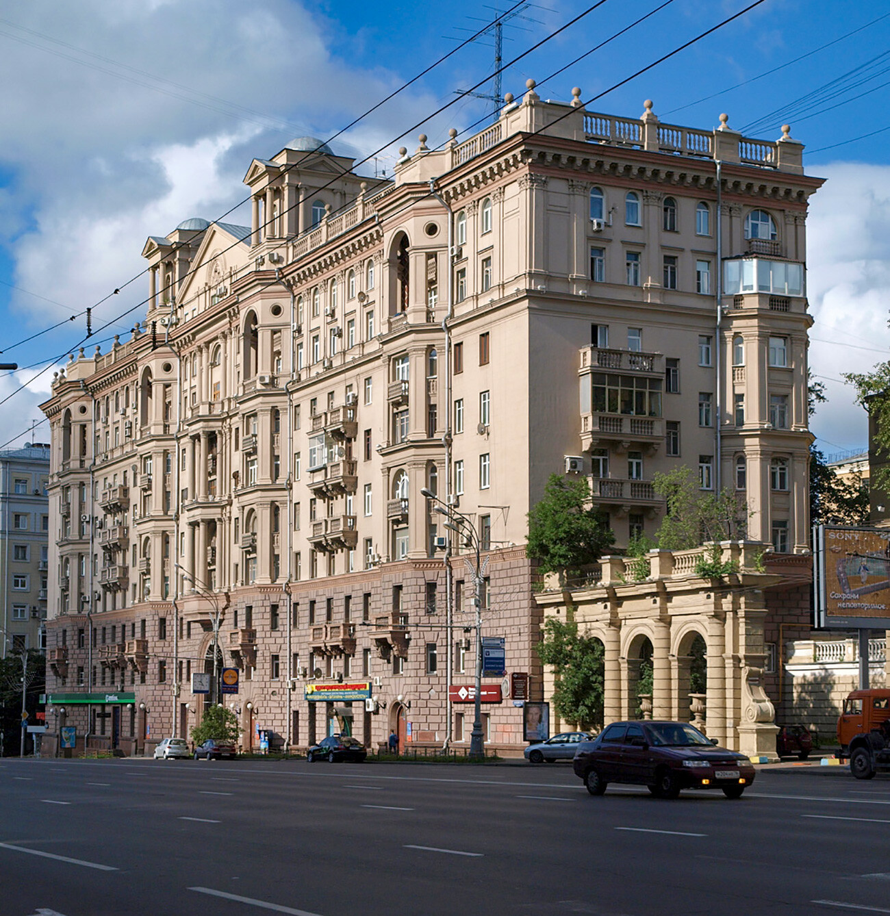 Edificio di appartamenti per i dipendenti del Ministero della Sicurezza di Stato sovietico, Mosca, Zemljanoj Val 46