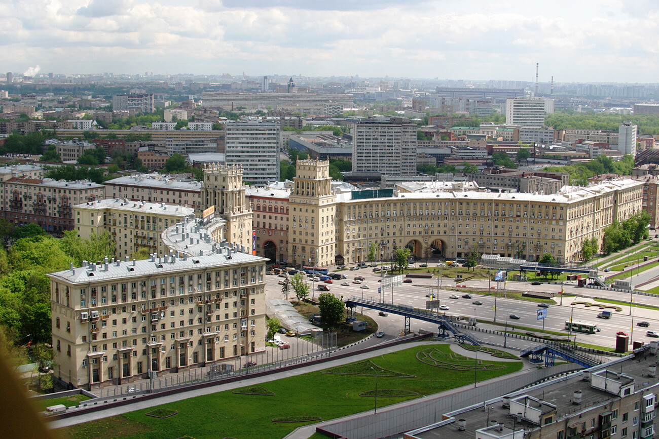 Piazza Gagarin con i celebri edifici a semicerchio che segnano l’ingresso a Mosca