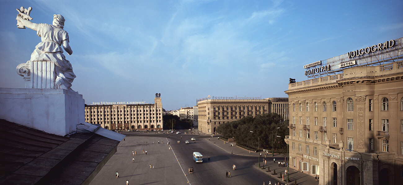 La piazza degli Eroi caduti di Volgograd (la ex Stalingrado), tutta costruita in stile “Impero staliniano”  (detto anche “Stile Trionfo”)