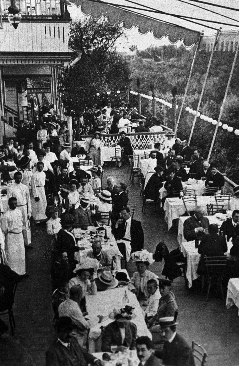 Des Moscovites se détendent dimanche dans l'un des parcs populaires de la ville - Sokolniki. Carte postale de la fin du XIXe siècle