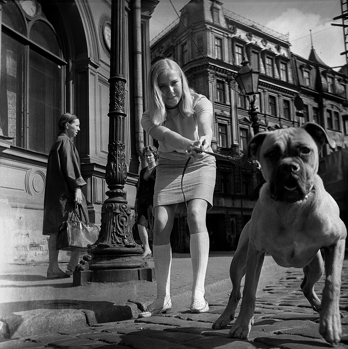 Di jalanan pusat kota Riga, 1968.