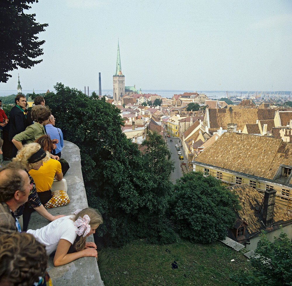 Pemandangan Kota Tua Tallinn dari titik pengamatan, 1979.