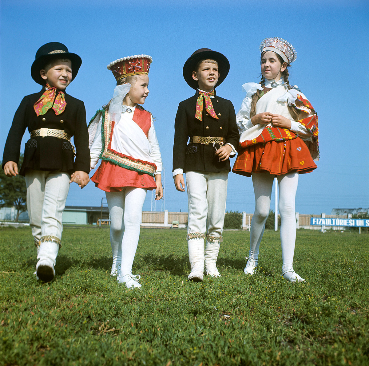 Para peserta Festival Lagu dan Tari di Riga, 1970.