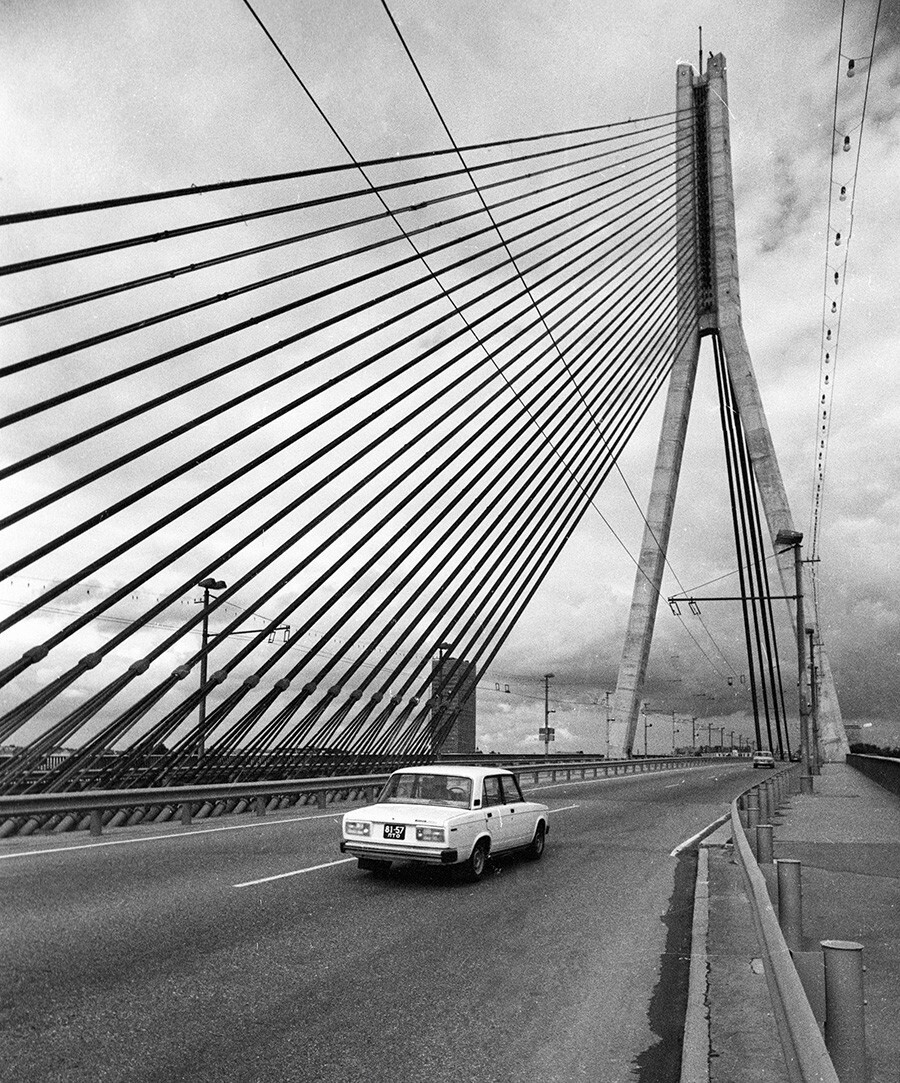 Sebuah jembatan kabel melintasi sungai Daugava di Riga, 1984.