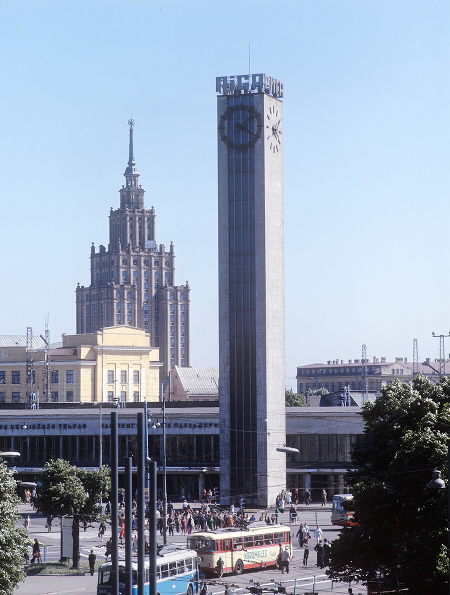 Pemandangan alun-alun stasiun di Riga, 1975.