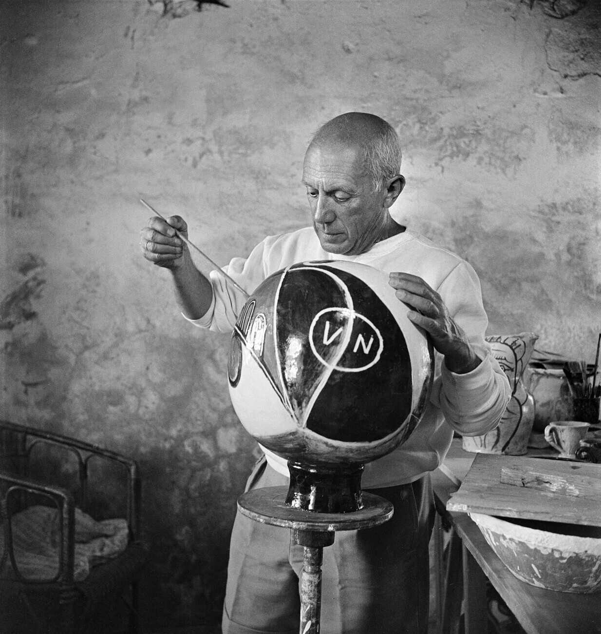 Pablo Picasso u svom ateljeu „Madura“ u Valoriju, 1948. 