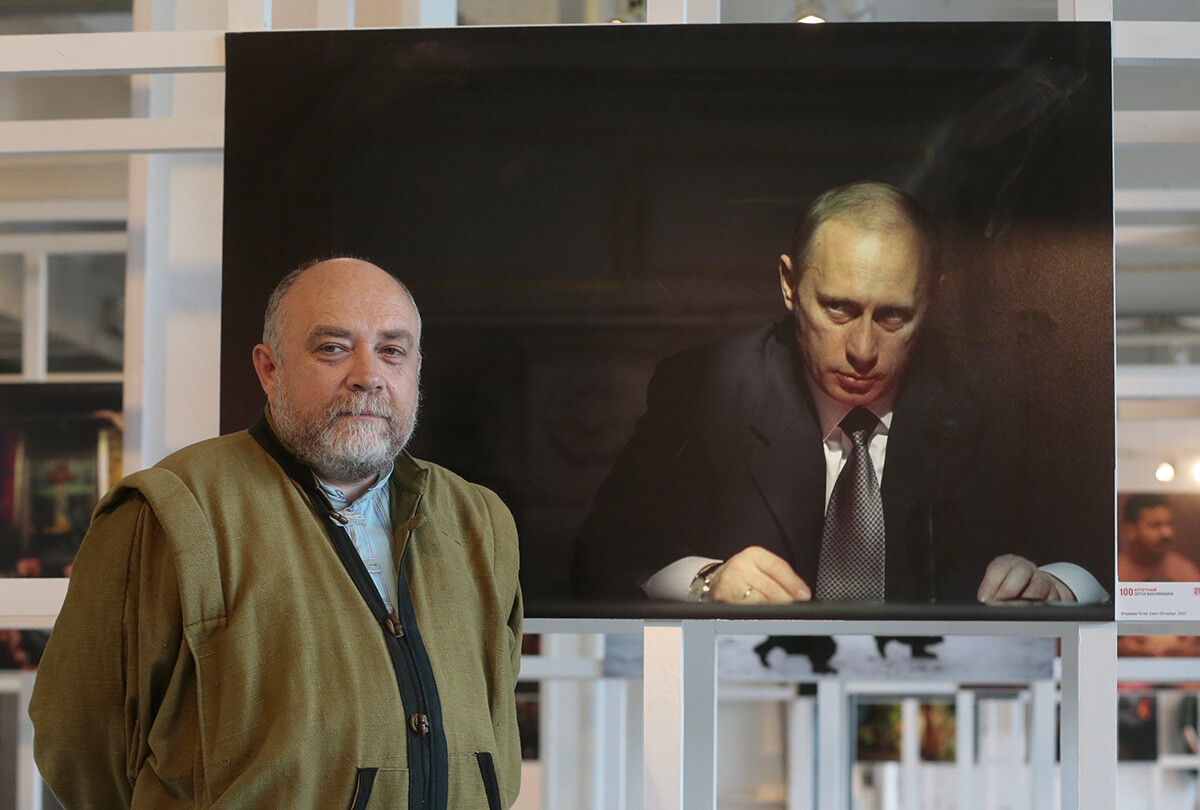 Sergueï Maximiсhine posant avec sa photo de Vladimir Poutine