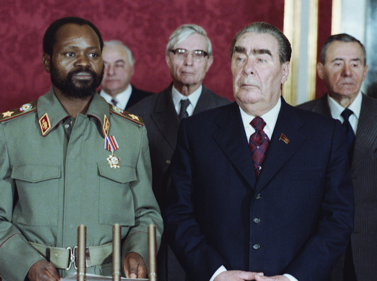 El Secretario General del Comité Central del PCUS, Leonid Brézhnev, y el Presidente de la República Popular de Mozambique, Samora Moisés Machel, tras la entrega de la Orden de la Amistad de los Pueblos en el Kremlin.