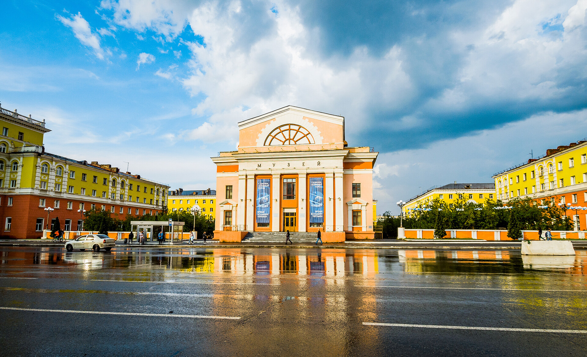 В городе постоянно проходят выставки, концерты, спектакли. Скучать некогда