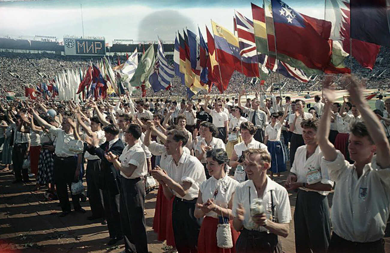 VI. svetovni festival mladine in študentov. Udeleženci festivala na stadionu Lužniki 