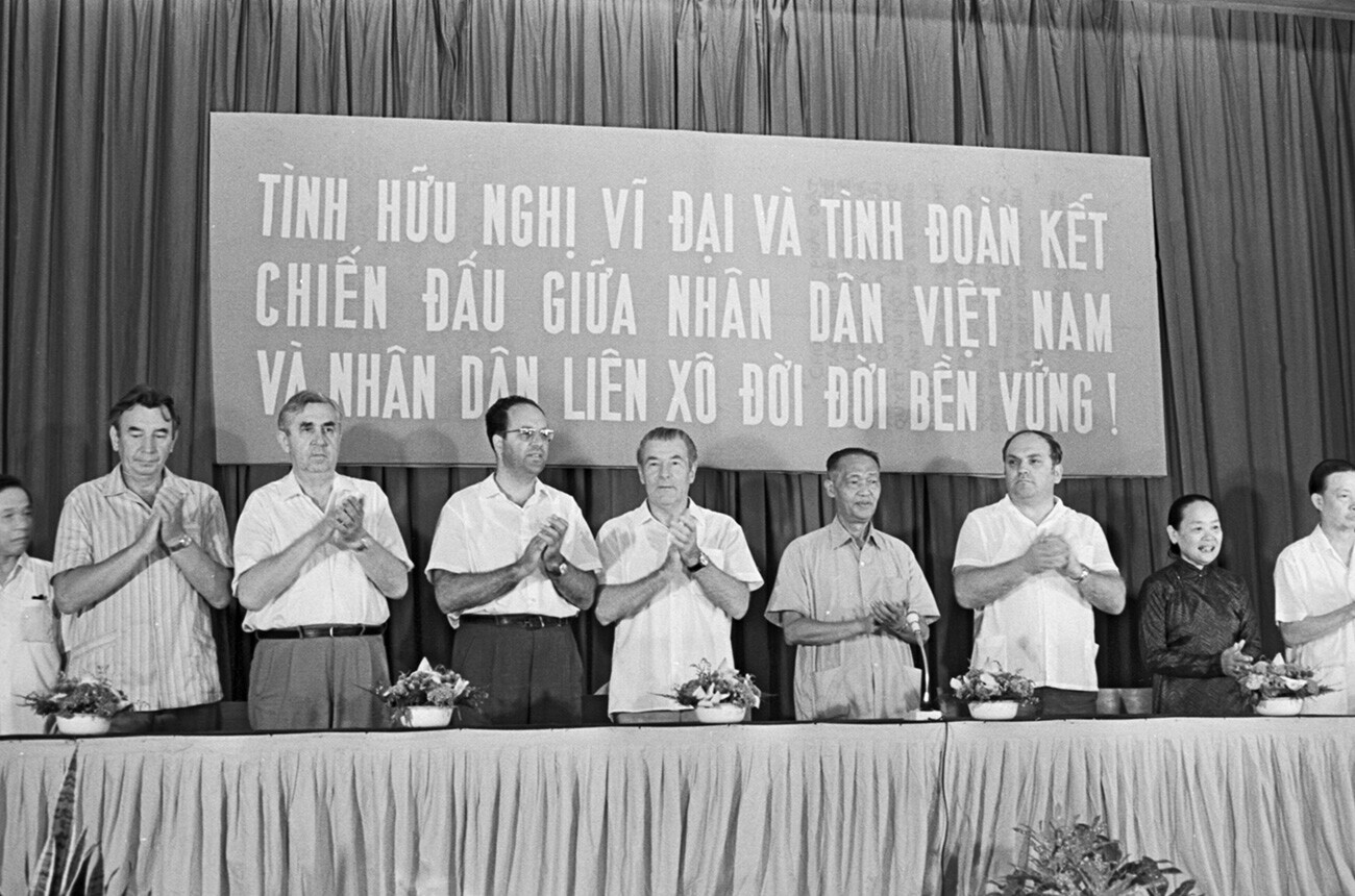 Врачување на орденот „Пријателство меѓу народите“ на Друштвото за виетнамско-советско пријателство, 1975.

