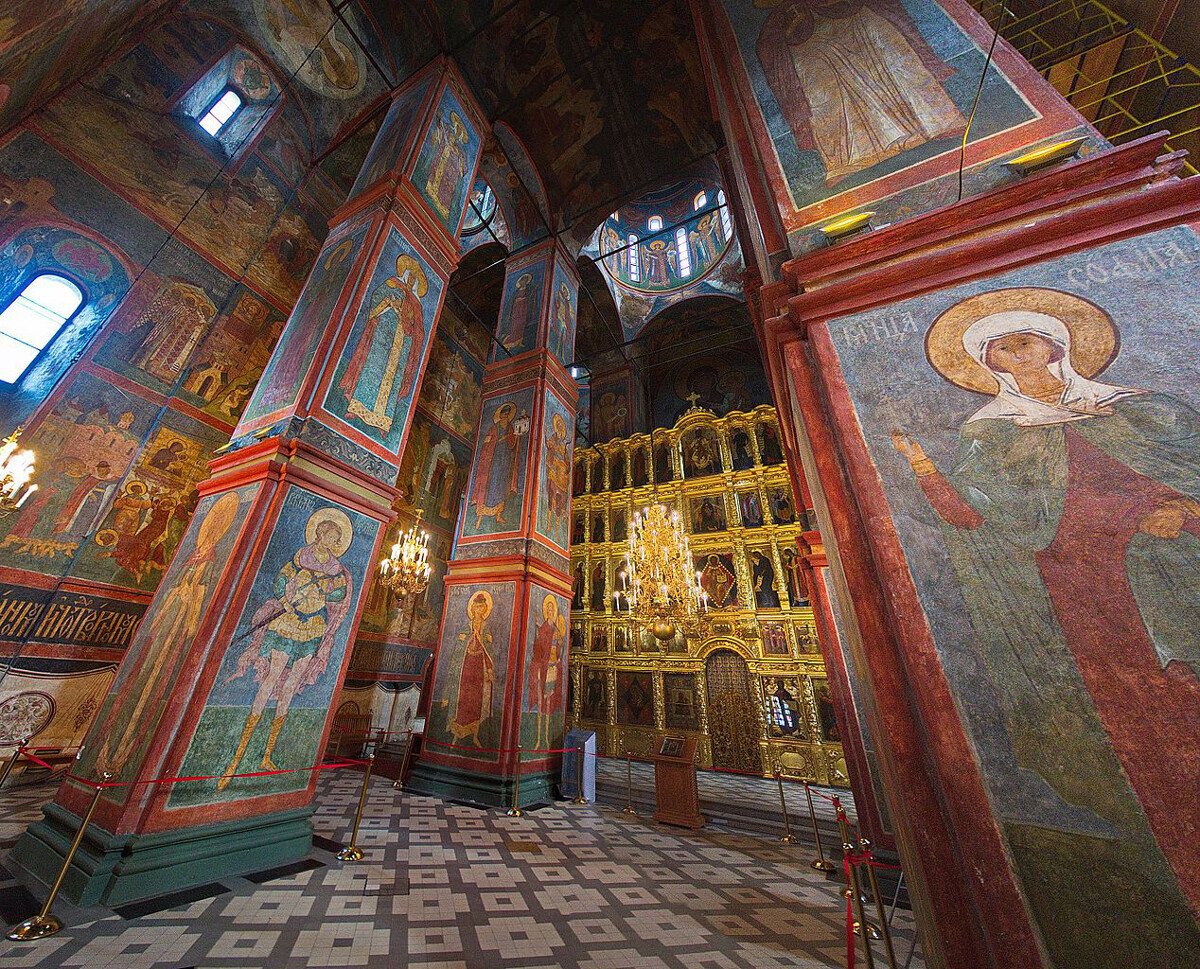 Interior da Catedral Smolénski.

