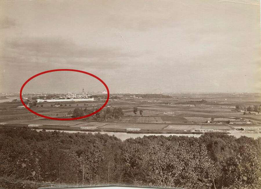 Vista do assentamento Lujniki e do convento Novodévitchi, década de 1890.

