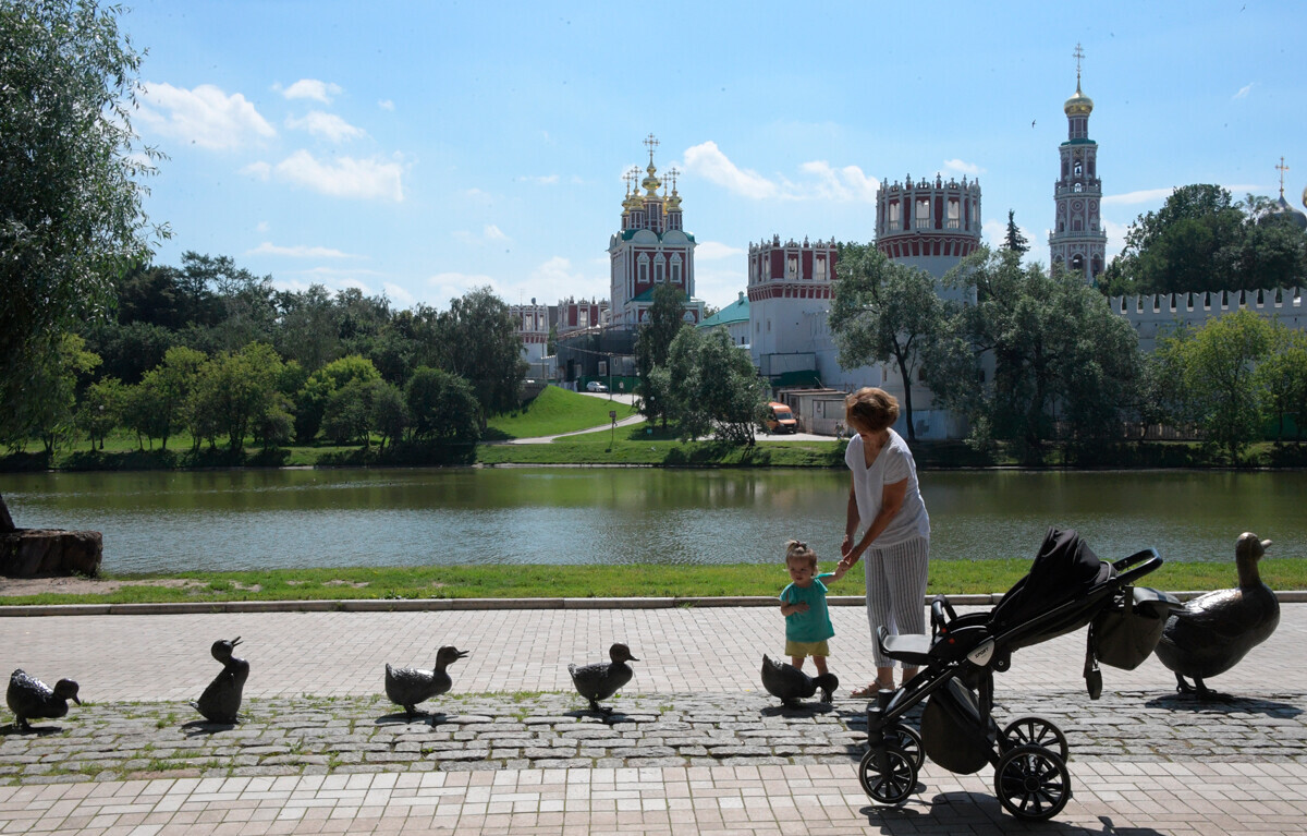 A escultura “Abram caminho para os patos!”, cópia de uma obra localizada em um jardim em Boston, que foi doada à Rússia por Barbara Bush em 1991.
