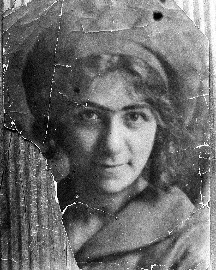 Die Geliebte des Literaturkritikers und Dichters Sergej Jessenin, Galina Benislawskaja (1897-1926), beging ein Jahr nach seinem Tod an seinem Grab Selbstmord.