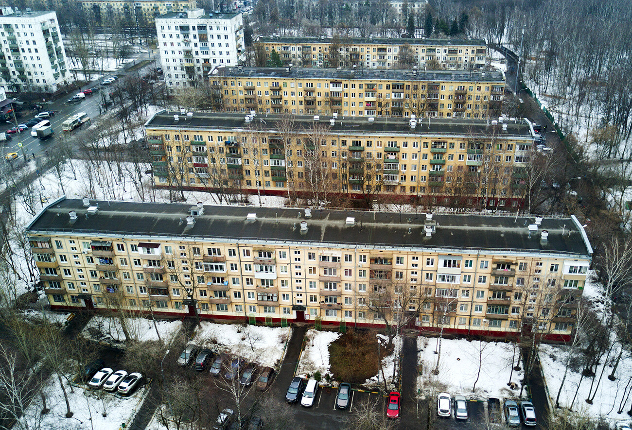 Tipiche khrushcjovki, gli edifici in pannelli prefabbricati di cinque piani che si possono vedere ovunque in Russia e nei Paesi dell’ex Urss