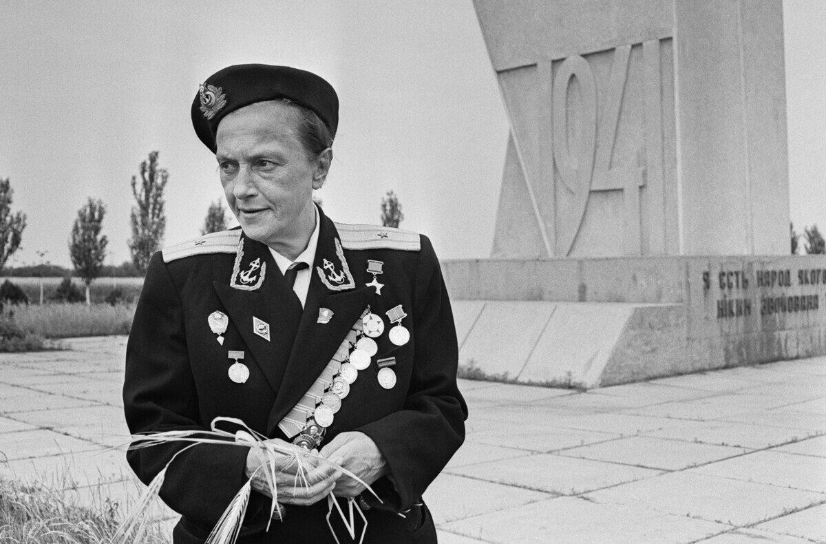 SSR Ukraina. Wilayah Odessa. 11 Juni 1971. Pahlawan Uni Soviet, Lyudmila Pavlichenko di monumen Sabuk Kejayaan di desa Dachnoye.