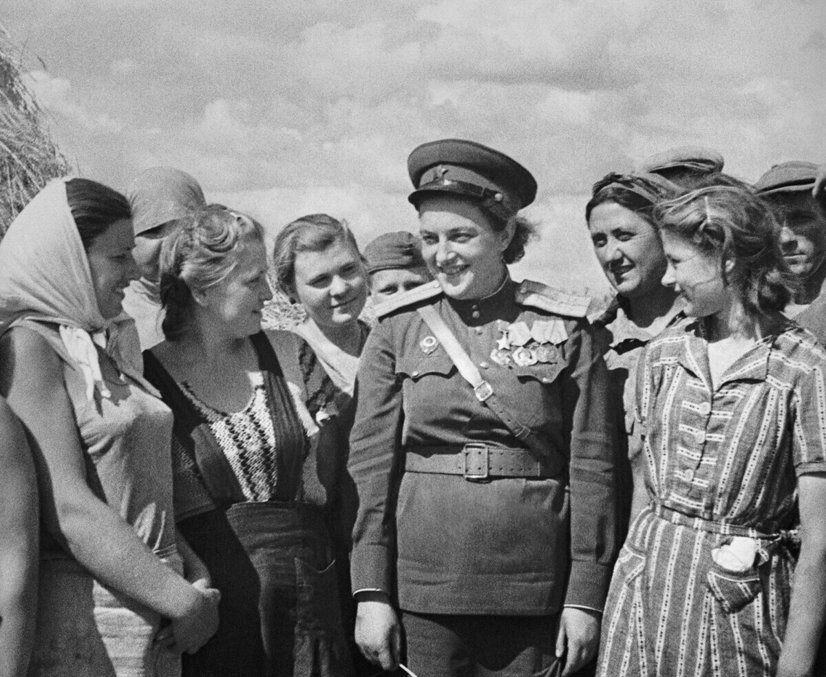 SSR Ukraina. Wilayah Odessa. 31 Juli 1944. Lyudmila Pavlichenko dan para pekerja di pertanian kolektif 