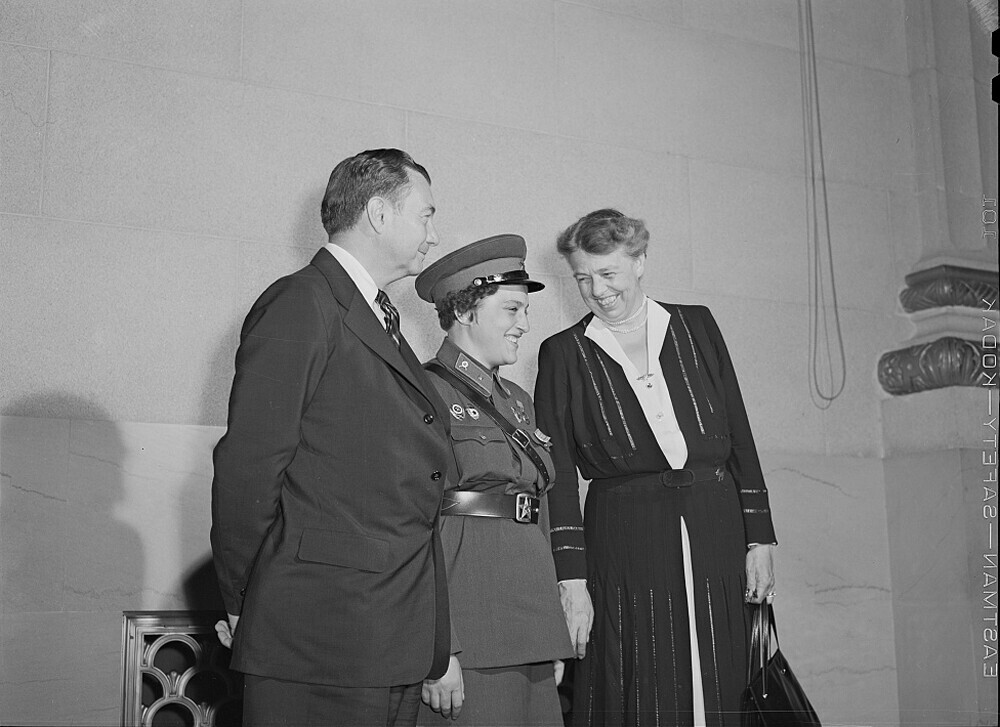 Pertemuan pemuda internasional di Washington, D.C. Liudmila Pavlichenko sang penembak jitu Rusia yang terkenal, bersama Ny. Roosevelt dan Hakim Robert Jackson.