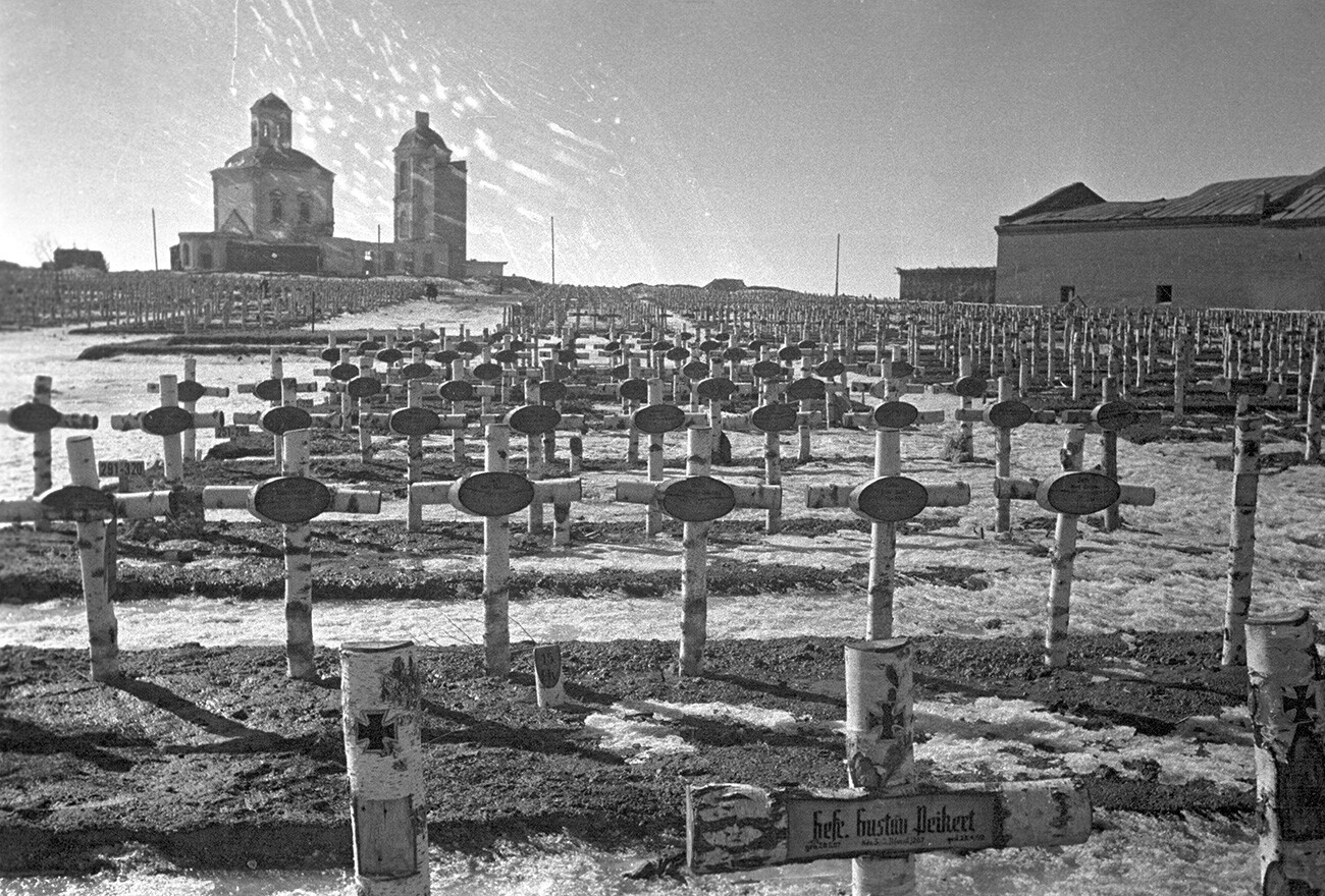 Cementerio alemán frente a la iglesia de la Natividad de Yamskaia, en la ciudad de Viazma. La Gran Guerra Patria de 1941-1945. 