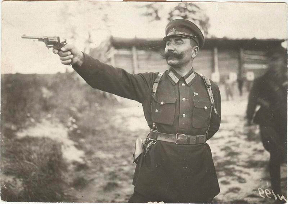 Semjon Budjonnyj spara con la pistola. Foto degli anni Venti