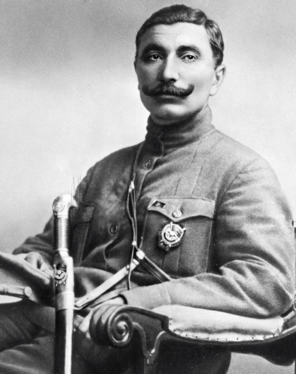 Semjon Budjonnyj, comandante della 1ª Armata di cavalleria (Pervaja konnaja armija), la più potente formazione di cavalleria dell'Armata Rossa durante la Guerra civile russa. Foto del 1919