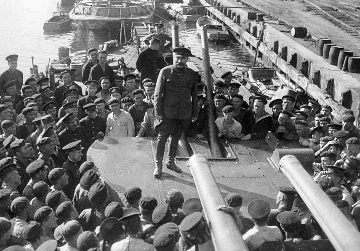 Grande Guerra Patriottica del 1941-1945. Il maresciallo dell’Unione Sovietica Semjon Budyonnyj si rivolge ai marinai della Flotta del Mar Nero, 1942