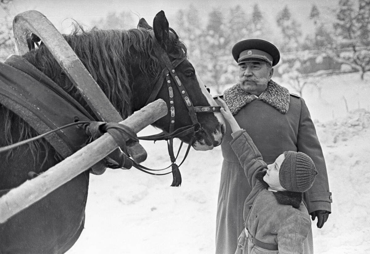 Il maresciallo dell’Unione Sovietica Semjon Budjonnyj durante una passeggiata alla dacia con il nipote Aljosha, 1965