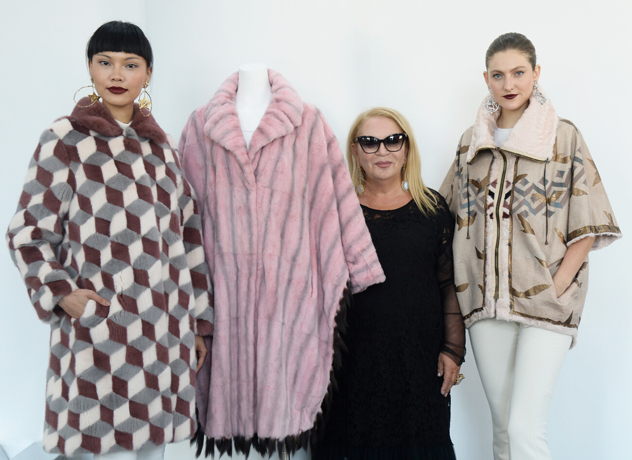 Modelle in posa con la stilista (al centro) alla presentazione dei capi del marchio “Helen Yarmak” alla New York Fashion Week, 2016