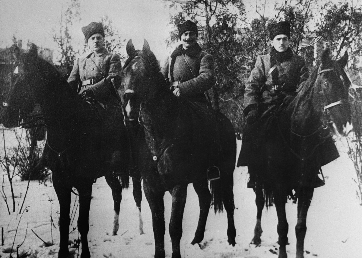 Comandantes do 1º Exército de Cavalaria Kliment Efremovitch Vorochilov, Semiôn Mikhailovitch Budiônni e Serguêi Konstantinovitch Minin (da esquerda para a direita). Ekaterinoslav (Dnepropetrovsk), dezembro de 1920